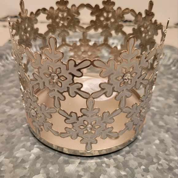 ⭐️40% Off⭐️ Bath & Body Works - White Barn Holiday Silver Candle Sleeve Bundle - Picture 9 of 10